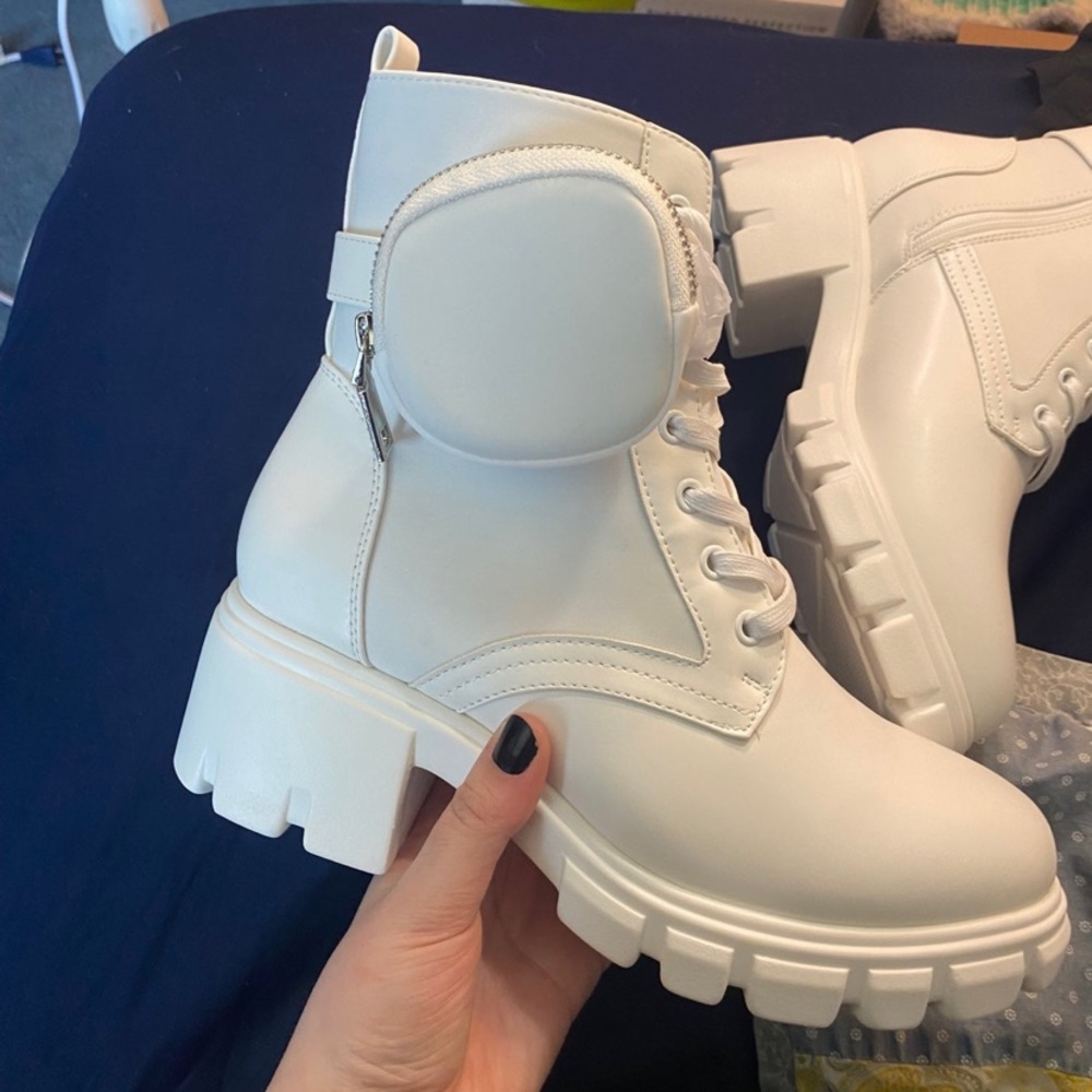 Darling White Ankle Boot w/ Zipper Pouch - Brand New!